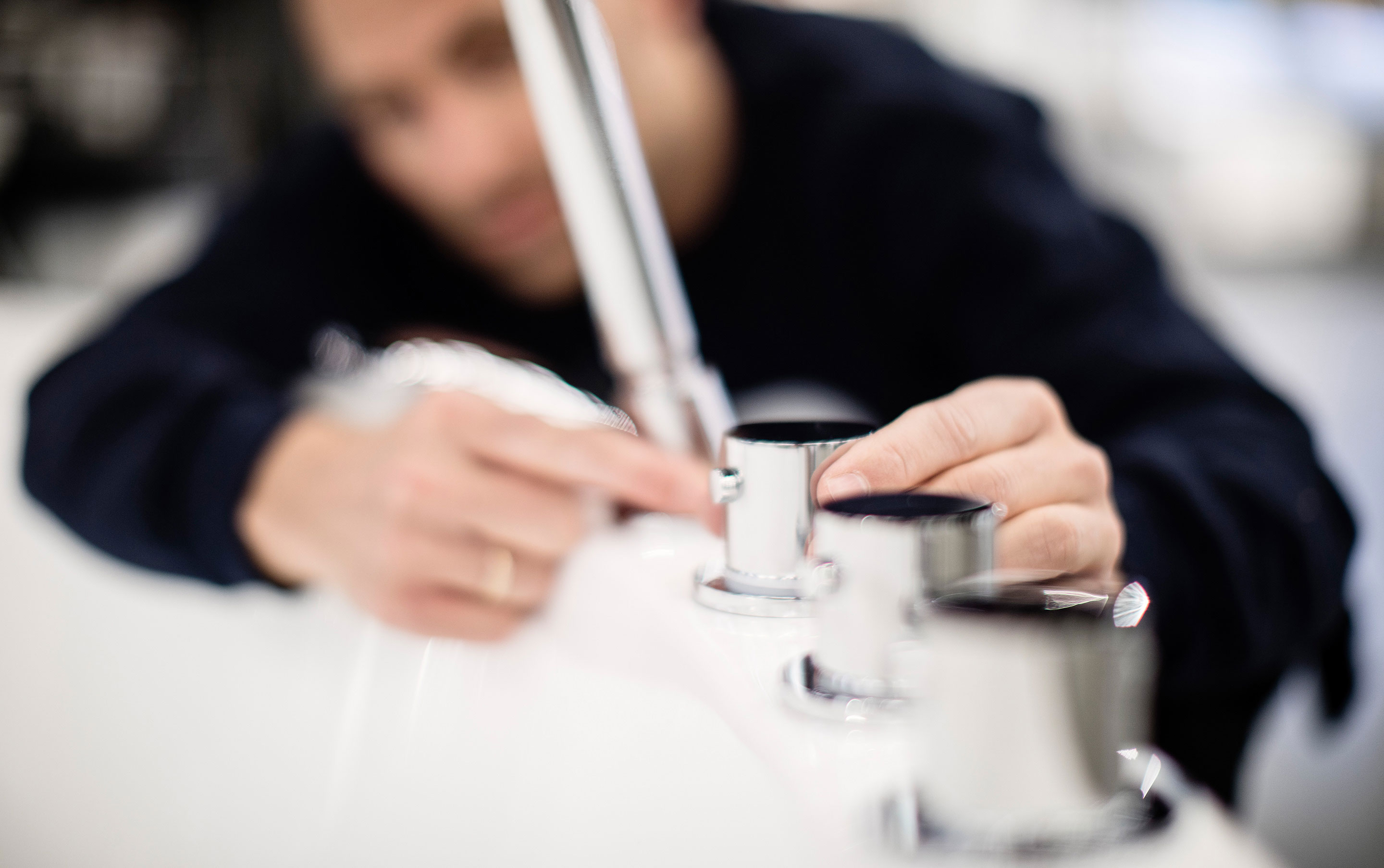 VB-rørlegger justerer på blandebatteri på badekar